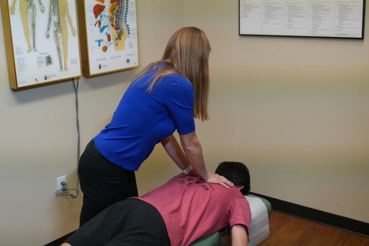 Ajuste de la espalda baja en Chicoine Chiropractic