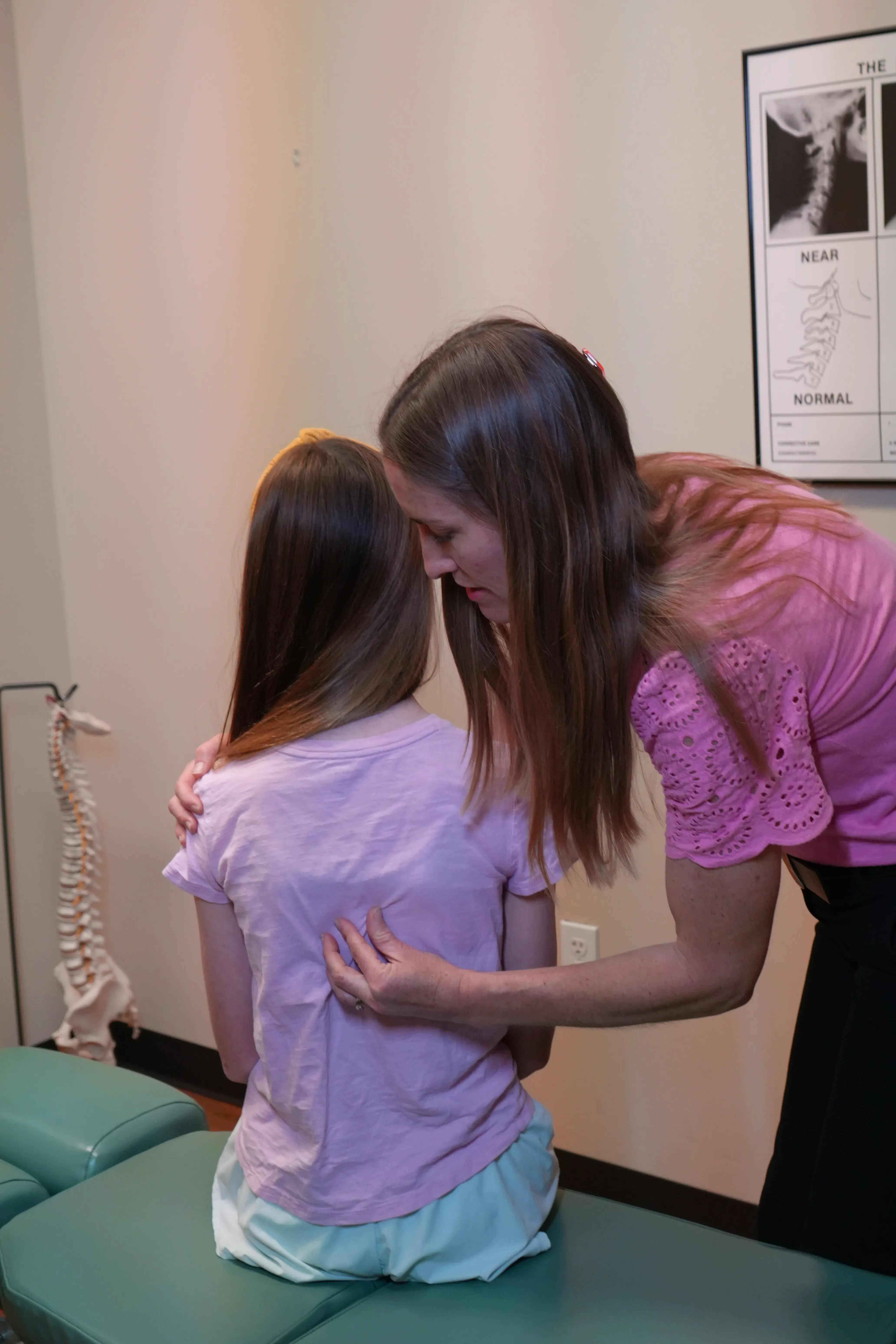 Ajuste quiropráctico pediátrico en Chicoine Chiropractic