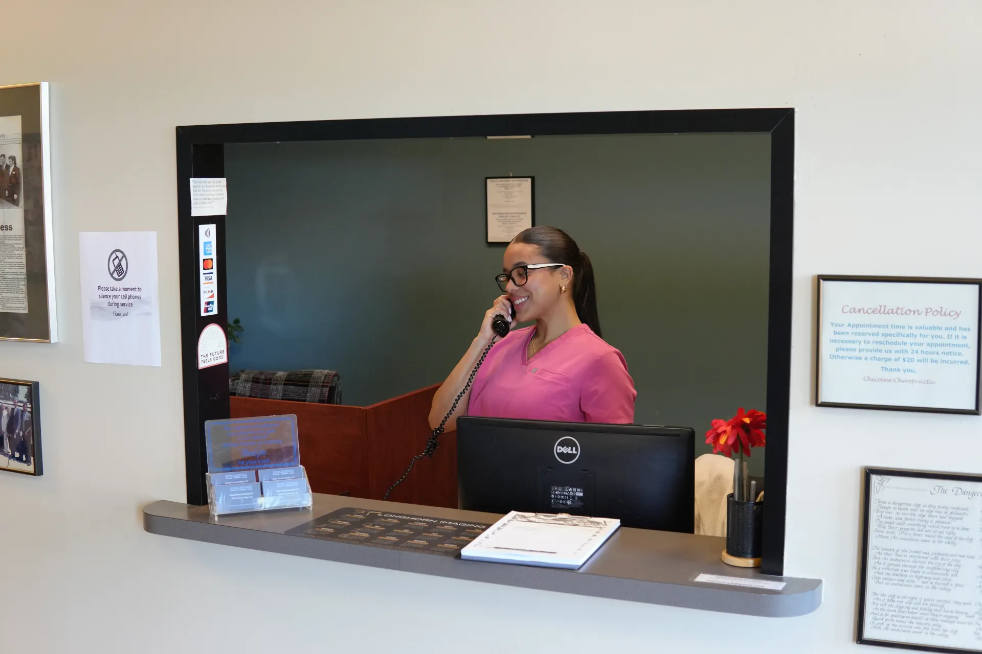 Rosamaria en la recepción de Chicoine Chiropractic